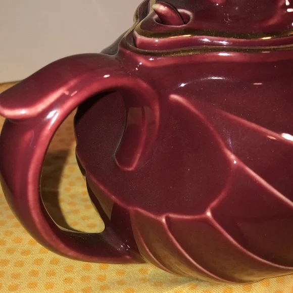 Vintage Hall burgundy and gold tea pot with hook lid - Picture 5 of 13